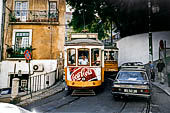 Lisbona - Il tram n. 28 nelle strade del quartiere Alfama tram pi moderni non riescono a superare curve simili. 